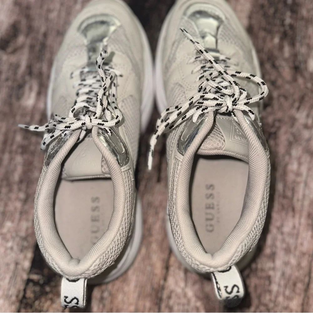 Guess walking shoes 👟